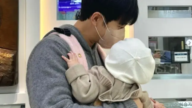 Lee Seung-Gi, Spotted With Daughter